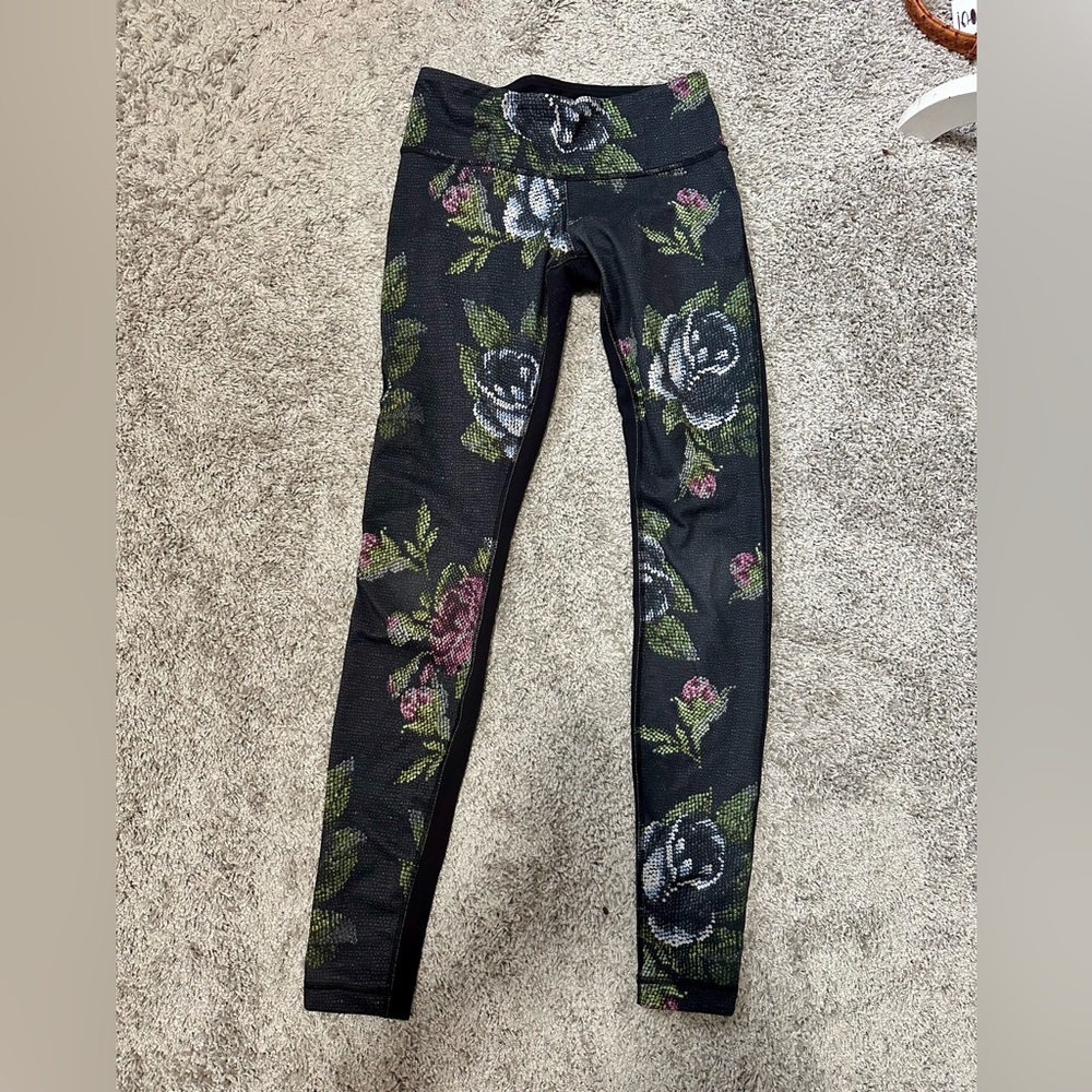 LULULEMON SIZE 4 FULL LENGHT FLORAL AND PLAIN BLACK (on back) SOOO CUTE
